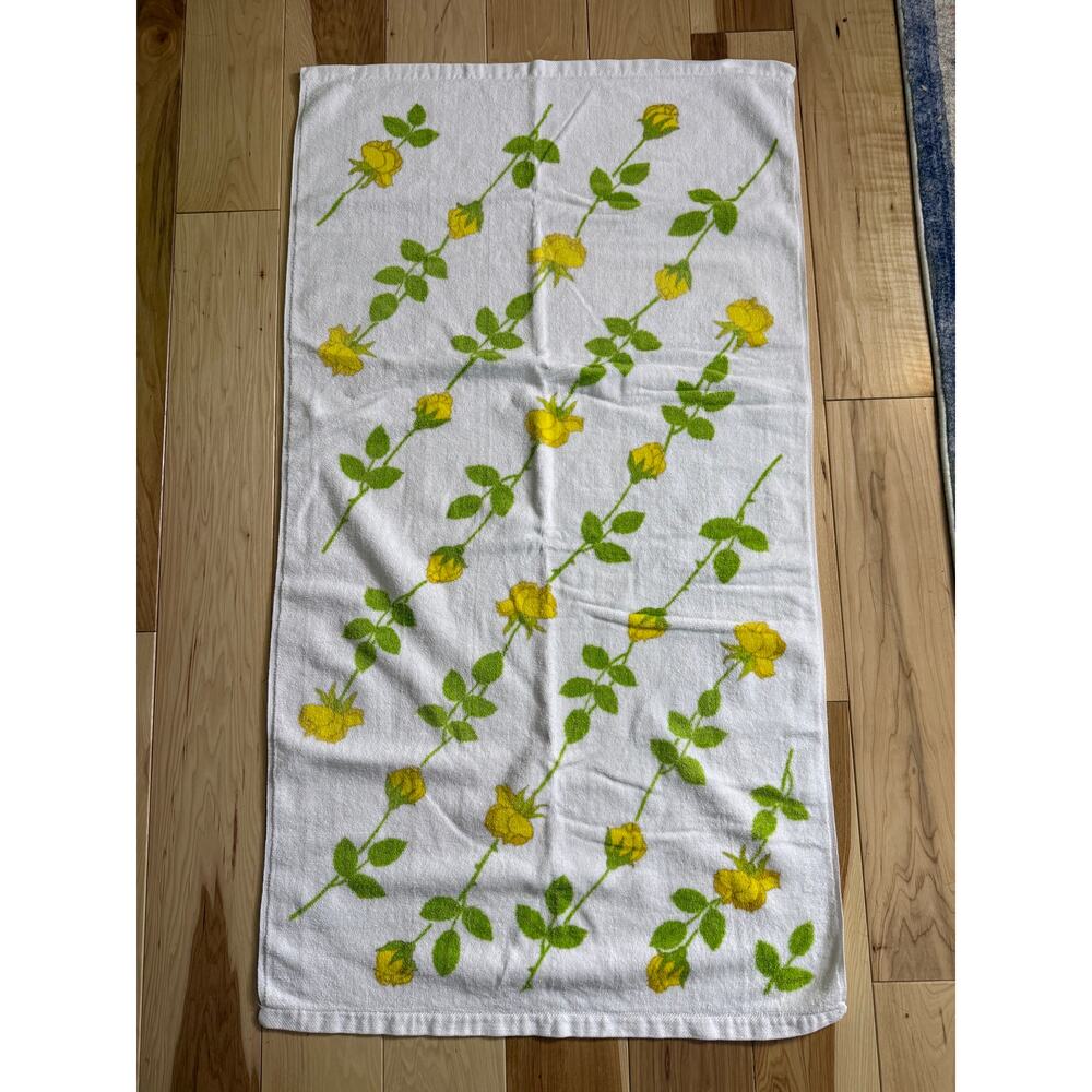 VINTAGE white and yellow rose bath towel